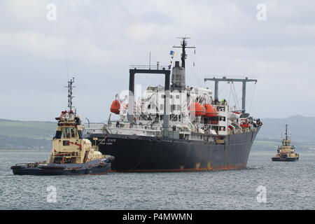 TS Empire State VI (T-AP-1001), un corso di formazione per nave gestita dalla SUNY Maritime College con il Svitzer rimorchiatori Anglegarth e Ayton croce. Foto Stock