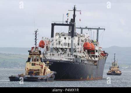 TS Empire State VI (T-AP-1001), un corso di formazione per nave gestita dalla SUNY Maritime College con il Svitzer rimorchiatori Anglegarth e Ayton croce. Foto Stock