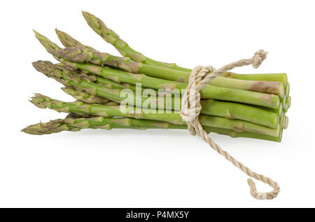 Rami di freschi Asparagi verdi isolati su sfondo bianco, con percorso di clipping. Foto Stock