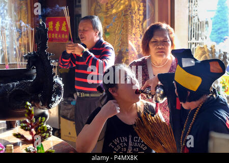 Sacerdote femmina (con hat) servire il vino di riso durante una cerimonia taoista nel Tempio Longyin in Fanlu Township, Taiwan - Priesterin während einer taoistischen Zeremonie Longyin im Tempel in Fanlu Township, Taiwan Foto Stock