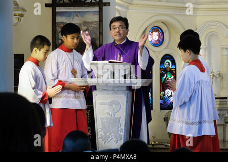 Omelia durante il servizio domenicale nella chiesa cattolica di Phu Ly (Ha Nam provincia) vicino a Hanoi, Vietnam - Predigt während der Sonntagsmesse in der katholischen Kirche von Phu Ly (ha) Nam-Provinz nahe Hanoi, Vietnam Foto Stock