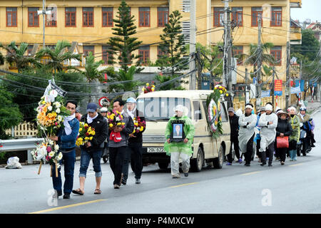 Lutto a piedi attraverso le strade di una piccola cittadina in provincia di Nam Dinh al cimitero. Vietnam - Trauergemeinde zieht durch die Straßen einer Kleinstadt in der Nam Dinh-Provinz zum Friedhof. Il Vietnam Foto Stock