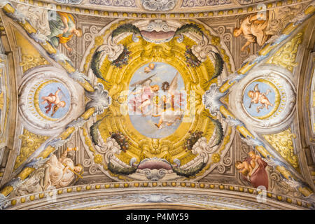 PARMA, Italia - 17 Aprile 2018: l'affresco di angeli con i simboli del martirio sul wault della Chiesa di Santa Lucia Foto Stock