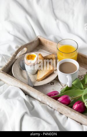 Un vassoio colazione a letto con un soft-uova sode, toast, caffè e succo d'arancia  per la Festa della mamma Foto stock - Alamy