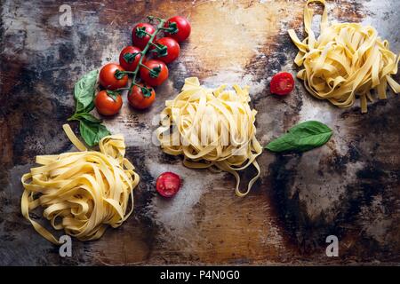 Tagliatelle, pomodori e basilico Foto Stock