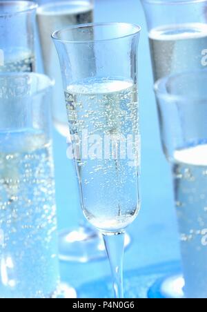 Bicchieri di champagne su una superficie di colore blu Foto Stock
