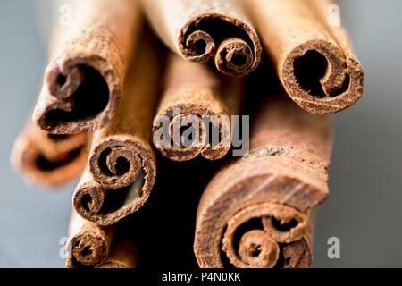 Vari bastoncini di cannella (close-up) Foto Stock