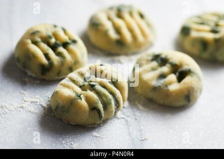 In casa gnocchetti di spinaci Foto Stock