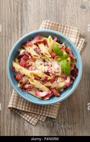 Penne con pancetta e radicchio Foto Stock