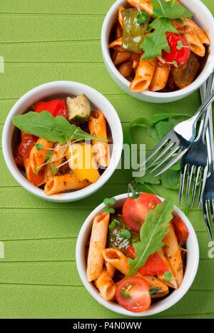 Penne con pomodori, pepe e rucola Foto Stock