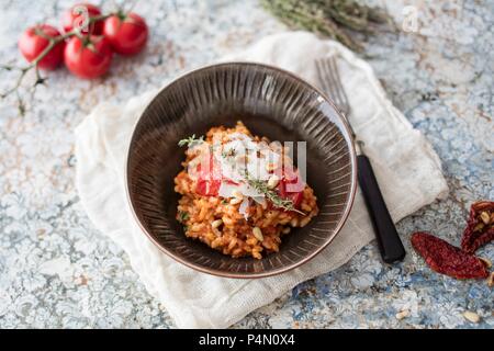 Una scodella di risotto con pomodori secchi Foto Stock
