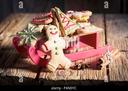 Biscotti di panpepato su di una slitta per Natale Foto Stock