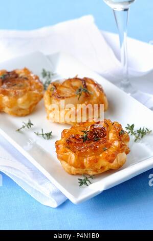 Mini tarte tatins con cipolle bianche Foto Stock