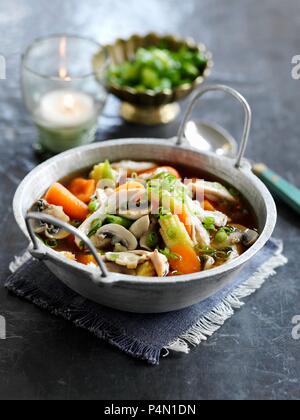 Zuppa di pollo con verdure e funghi (Cina) Foto Stock