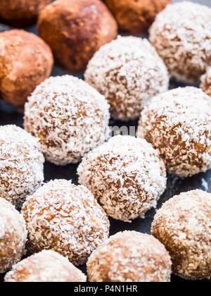 In casa burro di arachidi energia sfere di proteina con fiocchi di cocco Foto Stock