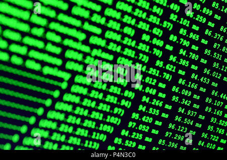 Macro shot della riga di comando sul monitor del computer dell'ufficio. Il concetto del programmatore di lavoro. La riga delle informazioni flusso . Foto Stock