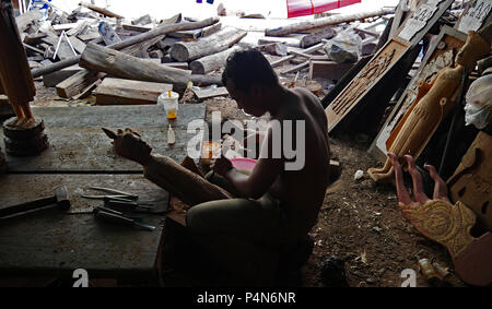 Rigenerate vecchia casa sono dei blocchi di legno riciclato e trasformato in opere d'arte da abili artigiani in una stradina studio workshop in Cambogia. Foto Stock