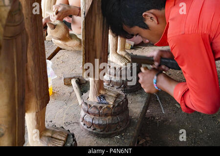 Rigenerate vecchia casa sono dei blocchi di legno riciclato e trasformato in opere d'arte da abili artigiani in una stradina 'studio workshop' in Cambogia. Foto Stock