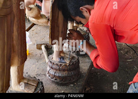 Rigenerate vecchia casa sono dei blocchi di legno riciclato e trasformato in opere d'arte da abili artigiani in una stradina 'studio workshop' in Cambogia. Foto Stock