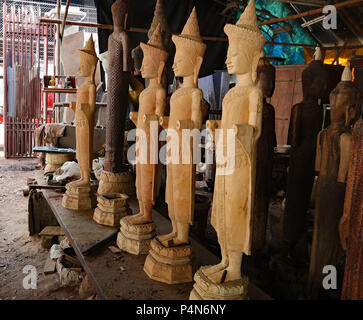 Rigenerate vecchia casa sono dei blocchi di legno riciclato e trasformato in opere d'arte da abili artigiani in una stradina studio workshop in Cambogia. Foto Stock