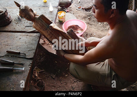 Rigenerate vecchia casa sono dei blocchi di legno riciclato e trasformato in opere d'arte da abili artigiani in una stradina 'studio workshop' in Cambogia. Foto Stock