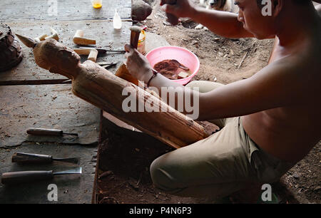 Rigenerate vecchia casa sono dei blocchi di legno riciclato e trasformato in opere d'arte da abili artigiani in una stradina 'studio workshop' in Cambogia. Foto Stock