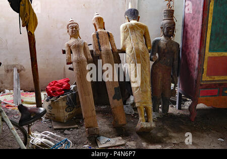 Rigenerate vecchia casa sono dei blocchi di legno riciclato e trasformato in opere d'arte da abili artigiani in una stradina 'studio workshop' in Cambogia. Foto Stock