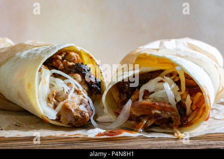 Tirate la carne di maiale si avvolge a caldo con BBQ SAUCE con sfondo bianco Foto Stock