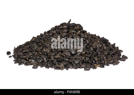 Secco heap di tè isolati su sfondo bianco Foto Stock