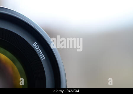 Frammento di un ritratto lente per una moderna fotocamera reflex. Una fotografia di un ampia apertura lente con una lunghezza focale di 50mm . Foto Stock