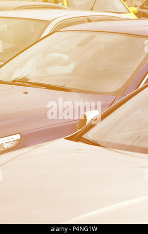 Tetti di diverse vetture. Un lotto di vetture sostare vicino a rush hour . Foto Stock