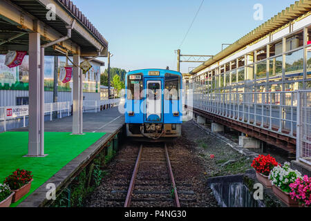 Akita, Giappone - Sep 26, 2017. Un treno locale di JR dalla Stazione di Akita, Giappone. Le ferrovie sono i più importanti mezzi di trasporto passeggeri in Giappone. Foto Stock