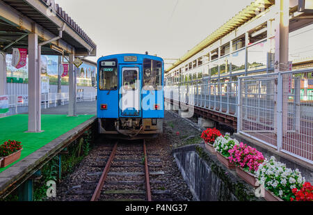 Akita, Giappone - Sep 26, 2017. Un treno locale di JR dalla Stazione di Akita, Giappone. Le ferrovie sono i più importanti mezzi di trasporto passeggeri in Giappone. Foto Stock