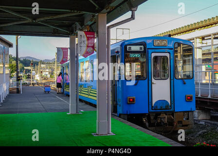 Akita, Giappone - Sep 26, 2017. Un treno locale di JR dalla Stazione di Akita, Giappone. Le ferrovie sono i più importanti mezzi di trasporto passeggeri in Giappone. Foto Stock