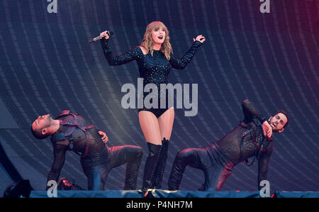 Taylor Swift esibirsi sul palco durante la reputazione Tour dello stadio di Wembley Stadium Olympic modo, Wembley, Londra. Foto Stock
