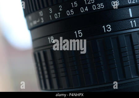 Frammento di un ampio angolo lente zoom per una moderna fotocamera reflex. Il set di valori di distanza è indicata da numeri bianchi sul corpo nero . Foto Stock