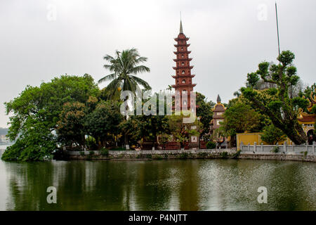 Hanoi, Vietnam - Marzo 16, 2018: Tran Puoc Pagoda in Hanoi del lago, uno dei più importante pietra miliare buddista del paese Foto Stock