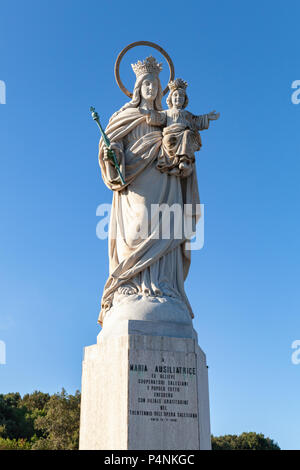 Gaeta, Italia - 20 agosto 2015: statua della Santa Maria Ausiliatrice nel parco di Monte Orlando Foto Stock