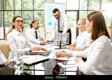 La gente di affari durante una conferenza in ambienti interni Foto Stock