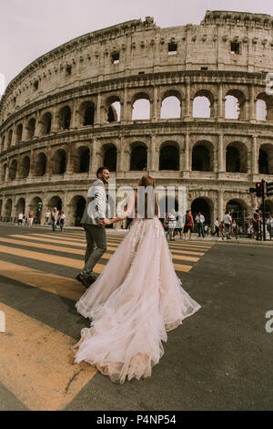 Felice sposa e lo sposo in Roma, Italia Foto Stock