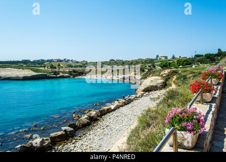 Vista del sardo affollata spiaggia di Balai, all'interno della città di Porto Torres, nella soleggiata giornata di estate Foto Stock