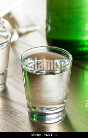 Chiara alcolica distillata Soju coreana in un colpo di vetro Foto Stock