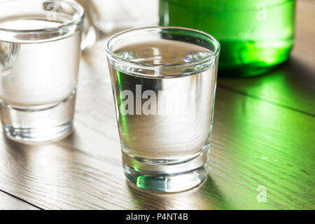 Chiara alcolica distillata Soju coreana in un colpo di vetro Foto Stock