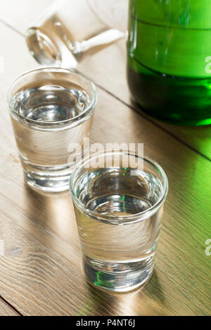 Chiara alcolica distillata Soju coreana in un colpo di vetro Foto Stock