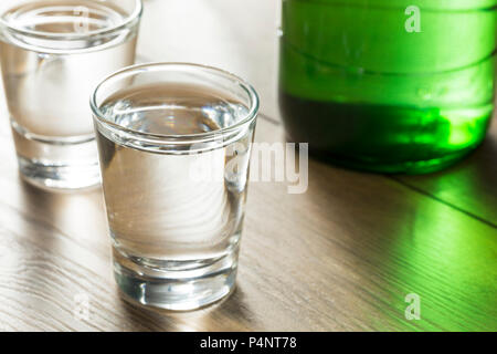 Chiara alcolica distillata Soju coreana in un colpo di vetro Foto Stock