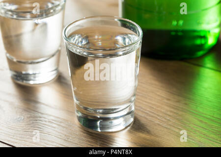 Chiara alcolica distillata Soju coreana in un colpo di vetro Foto Stock