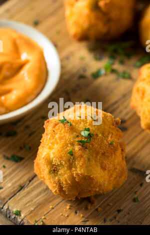 In casa Fritte crocchette di patate con salsa Foto Stock