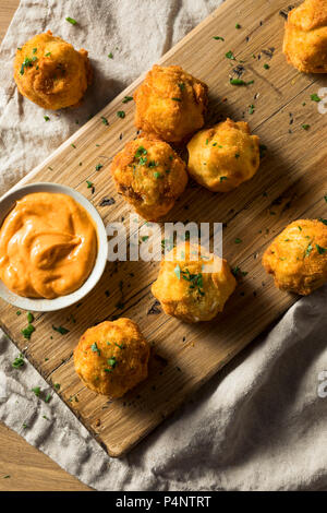 In casa Fritte crocchette di patate con salsa Foto Stock