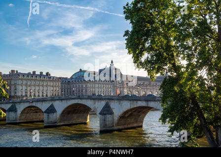 Pont Royal ponte con il museo d' Orsay, il Musee d'Orsay che è un ex Gare d'Orsay sul fiume Senna, Parigi, IDF, Francia Foto Stock