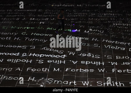 Londra, Regno Unito. Il 22 giugno 2018. Temporanee di arte di commemorazione di installazione 492 persone che arrivavano a Tilbury Dock sulla nave Empire Windrush nel 1948. Opera d'arte da Roy Williams e Gijs Van Bon. Parte di Greenwich + Docklands Festival Internazionale GDIF. I nomi di tutti i 492 individui sono trascritte in polvere fotoluminescente sul pavimento in Cutty Sark Gardens per rendere omaggio a loro. Credito: Ann O'Toole/Alamy Live News Foto Stock